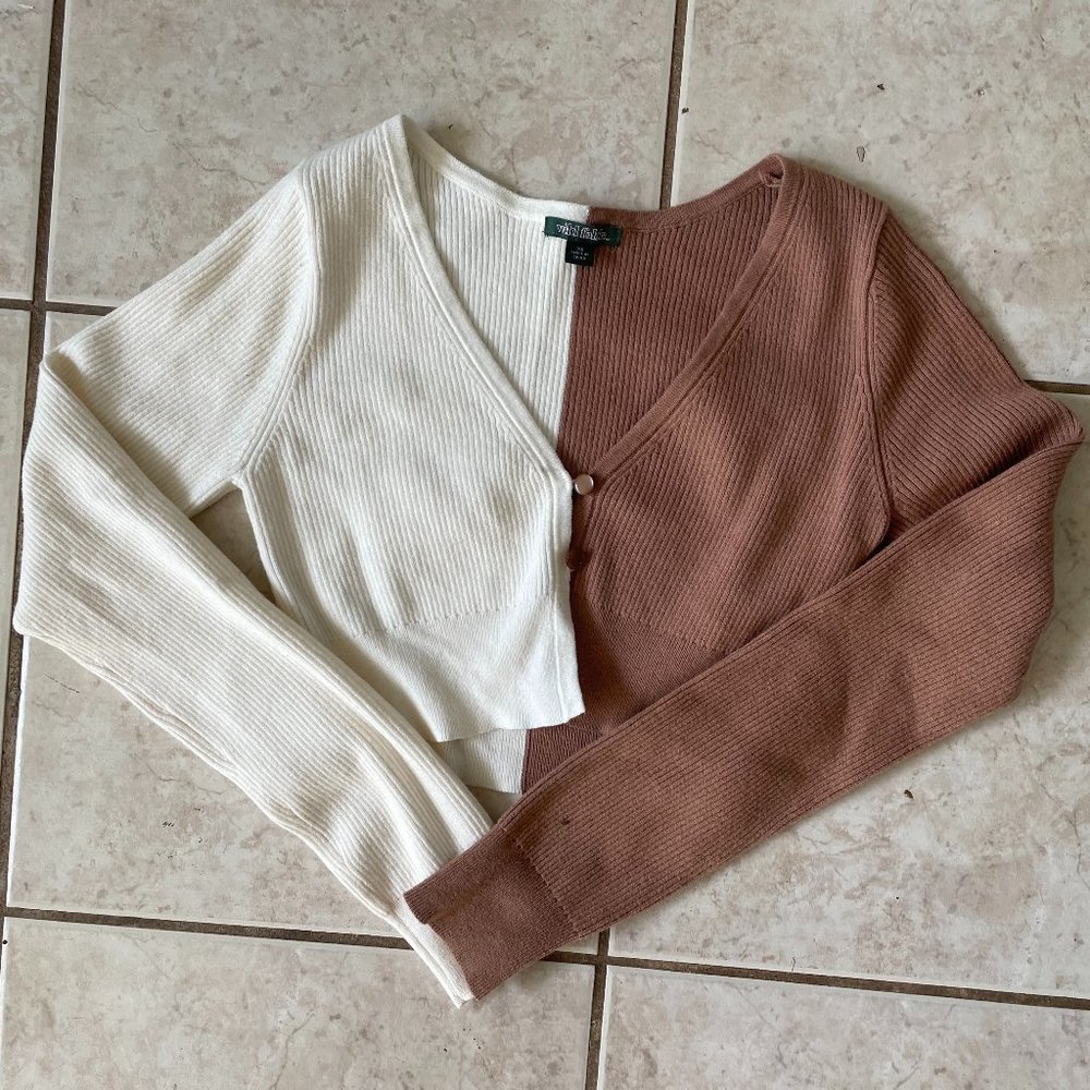 CROPPED COLOR BLOCKED BUTTON UP V NECK